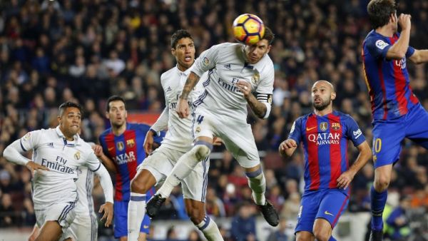 راموس يسدد الرأسية التي جاء منها هدف التعادل