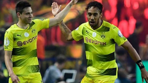 أوباميانغ (يمين) يقود دورتموند للفوز