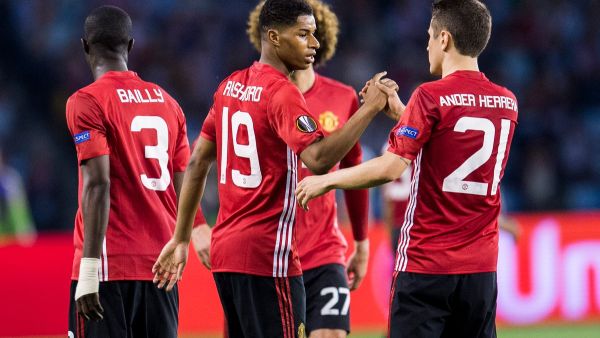 راشفورد (وسط) يتلقى التهنئة بهدفه