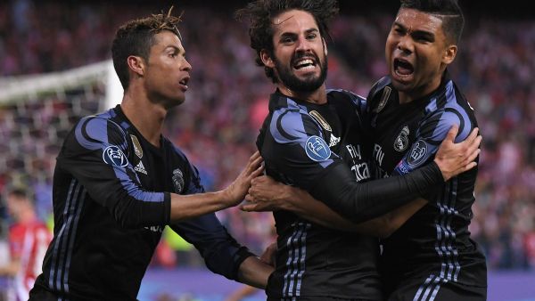 لاعبو ريال مدريد يحتفلون بهدف إيسكو (وسط)