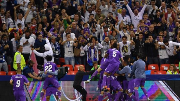 لاعبو ريال مدريد يحتفلون خلال المباراة