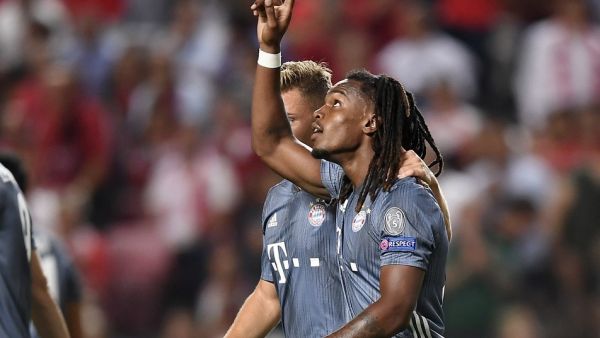 سانشيز يحيي جماهير بنفيكا فريقه السابق بعد تصفيقها له على هدفه سانشيز يحيي جماهير بنفيكا فريقه السابق بعد تصفيقها له على هدفه