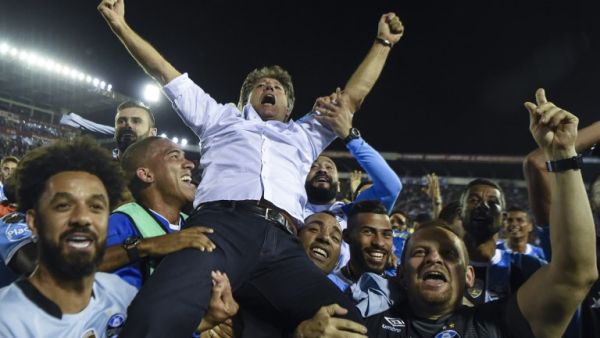 لاعبو غريميو يرفعون مدربهم ريناتو غاوتشو بعد الفوز بلقب كوبا ليبيرتادوريس نهاية الشهر الماضي