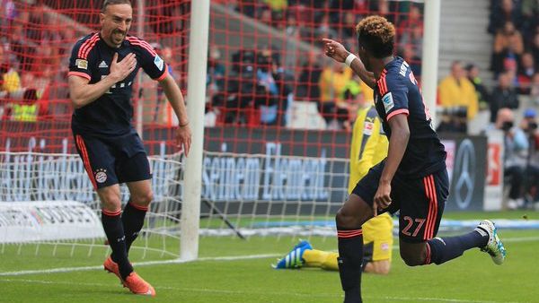 ريبيري (يسار) يهنىء آلابا بهدفه