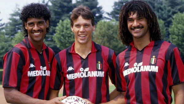 ثلاثي ميلان الأسطوري المكون من خوليت (يمين) وفان باستن (وسط) ورايكارد