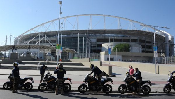 Security forces stands guard in the streets of Rio de Janeiro, Brazil, on July 24, 2016 enhancing security ahead of the Rio 2016 Olympic Games. The Rio 2016 Olympic and Paralympic Games will be held in Brazil from August 5-21 and September 7-18 respectively.
TASSO MARCELO / AFP
