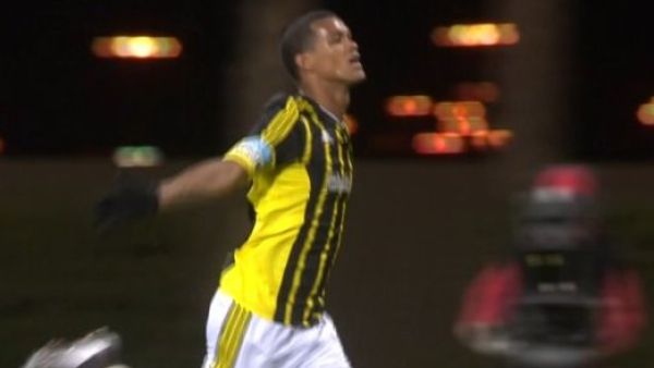 ريفاس يحتفل بهدفه الثاني