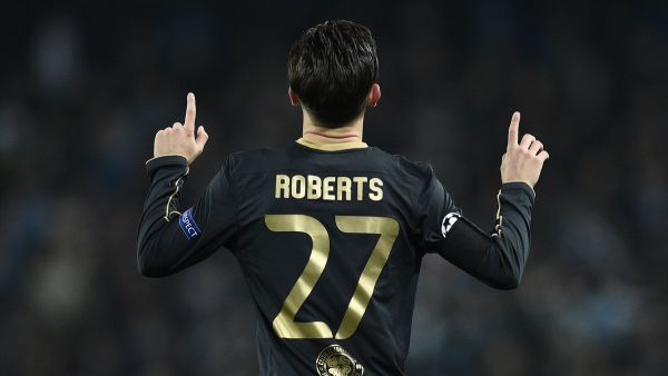 روبرتس يحتفل بهدفه