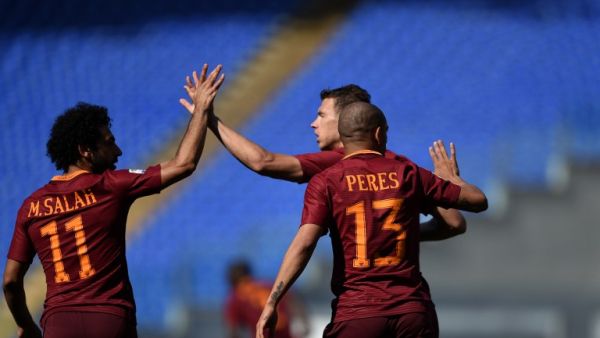 محمد صلاح (يسار) يهنىء دجيكو (وسط) بهدفه