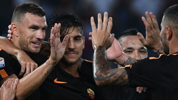 لاعبو روما يحتفلون بأحد الأهداف