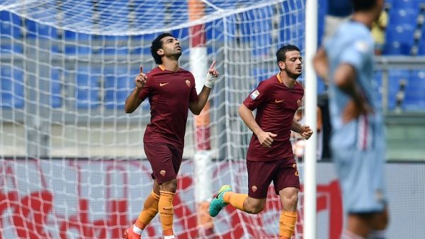 AS Roma's midfielder from Egypt Mohamed Salah (L) celebrates after scoring a goal during the Italian Serie A football match between As Roma and Sampdoria on September 11, 2016 at Olympic stadium in Rome.
ALBERTO PIZZOLI / AFP