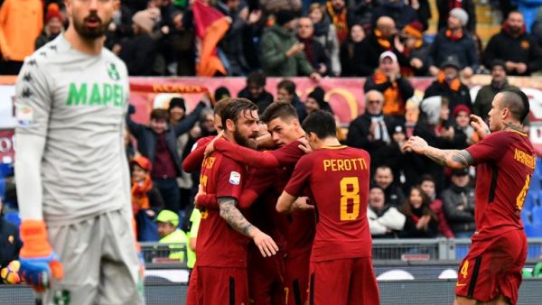 لاعبو روما يحتفلون بهدف بيليغريني