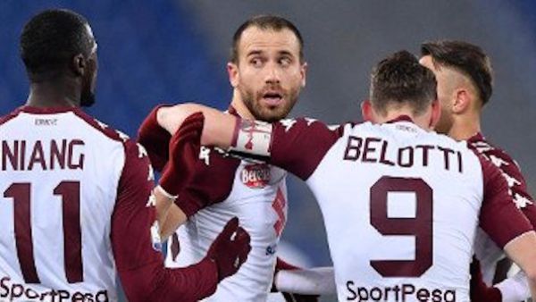 لاعبو تورينو يحتفلون بهدف دي سيلفيستري (وسط)