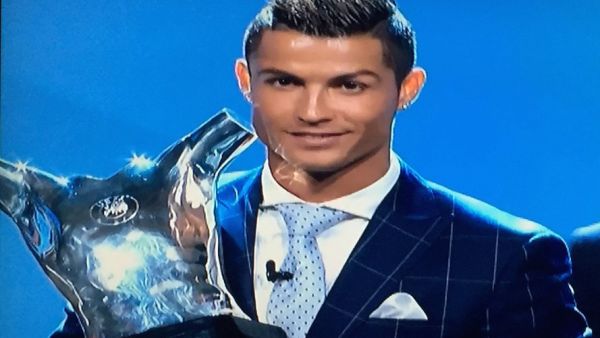 رونالدو يحتفل بالجائزة