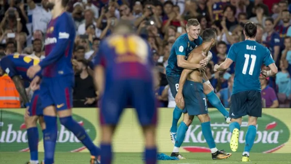 لاعبو ريال مدريد يحتفلون بهدف رونالدو وسط خيبة أمل لاعبي برشلونة