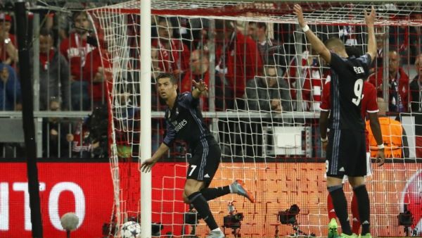 رونالدو يحتفل بهدفه الثاني