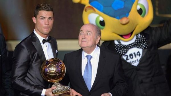 جوزيف بلاتر رئيس الفيفا ينظر إلى رونالدو المتأثر بعد التتويج