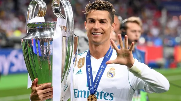 رونالدو يشير إلى فوزه بلقب دوري أبطال أوروبا 5 مرات