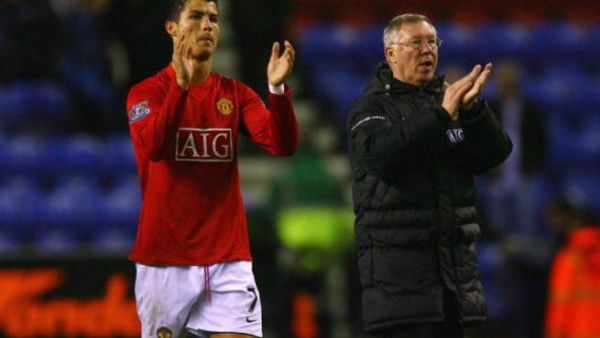 صورة أرشيفية لأليكس فيرغسون مدرب مانشستر يونايتد ورونالدو