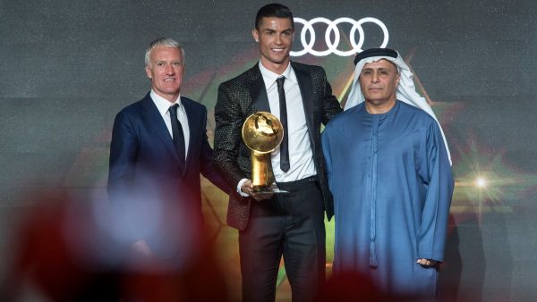 Cristiano Ronaldo presented with Best Player Of The Year Award by HE Mattar Al Tayer, VP of Dubai Sports Council, and Didier Deschamps — France national team manager (Photo: @Globe_Soccer)