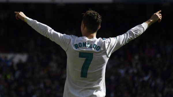 رونالدو يحتفل بهدفه