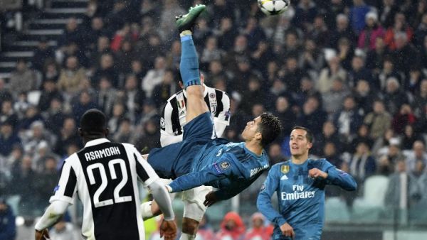 Real Madrid's Portuguese forward Cristiano Ronaldo (C) overhead kicks and scores during the UEFA Champions League quarter-final first leg football match between Juventus and Real Madrid at the Allianz Stadium in Turin on April 3, 2018.
Alberto PIZZOLI / AFP