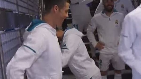 رونالدو في الممر المؤدي لأرضية ملعب سانتياغو بيرنابيو