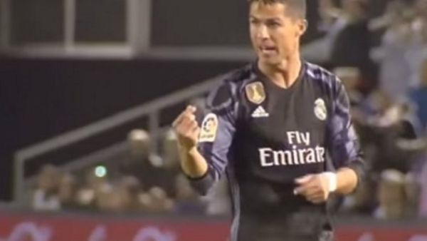 رونالدو يشير بيده إلى الأموال "الكثيرة" التي يرى أن لاعبي سيلتا حصلوا عليها من برشلونة