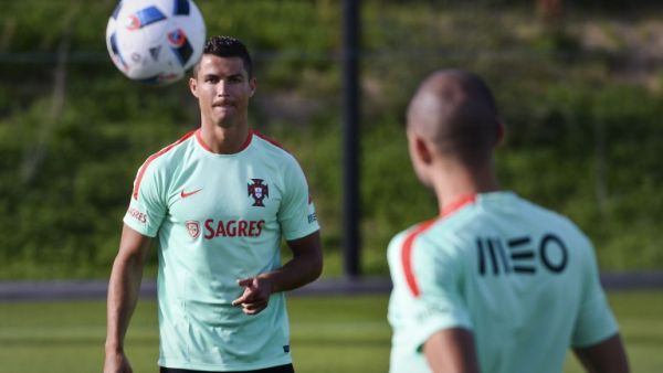 رونالدو (يسار) وبيبي خلال التدريبات