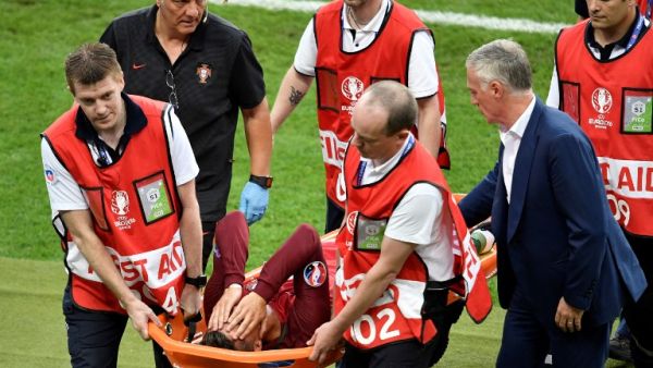 رونالدو يغادر النهائي على الحمالة