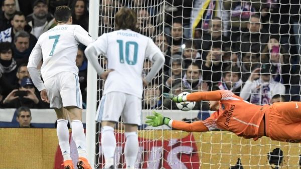 رونالدو يسدد الركلة بنجاح