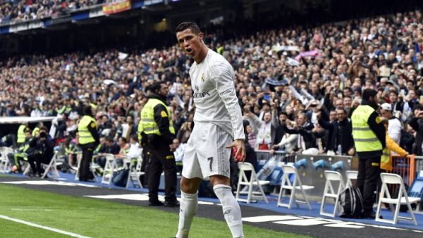 رونالدو يحتفل بهدفه الأول