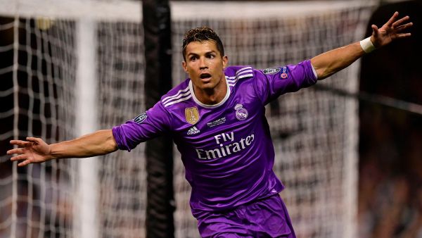 رونالدو يحتفل بهدفه الأول