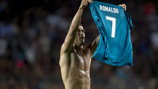 حصل رونالدو على البطاقة الصفراء الأولى جراء خلع قميصه بعد تسجيله هدف ريال مدريد الثاني
