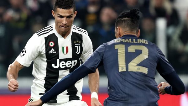 سمولينغ (يمين) يواجه رونالدو نجم يوفنتوس خلال مرحلة المجموعات مطلع الموسم