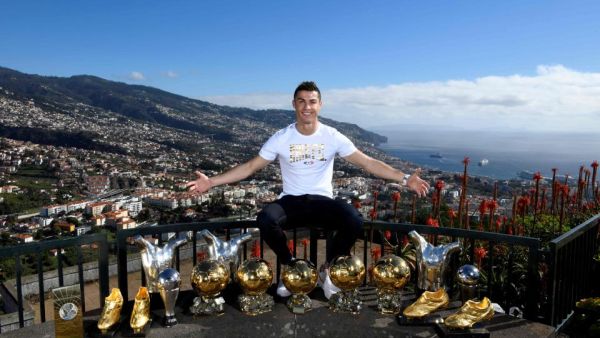 رونالدو يستعرض جوائزه