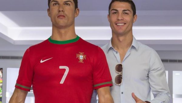 رونالدو ومجسم له من الشمع