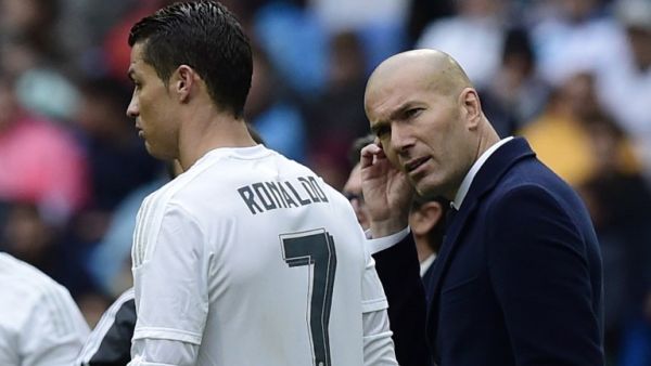 Real Madrid's Portuguese forward Cristiano Ronaldo (L) speaks with Real Madrid's French coach Zinedine Zidane during the Spanish league football match Real Madrid CF vs Valencia CF at the Santiago Bernabeu stadium in Madrid on May 8, 2016.
JAVIER SORIANO / AFP