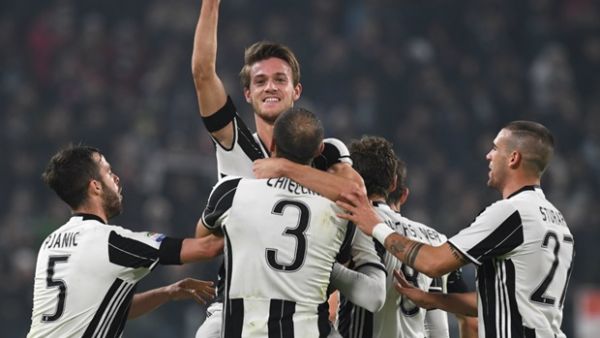 لاعبو يوفنتوس يحتفلون بهدف روغاني (وسط)