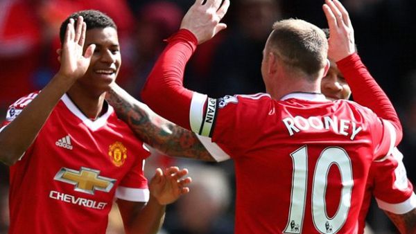 راشفورد (يسار) يحتفل بهدفه رفقة واين روني وممفيس ديباي