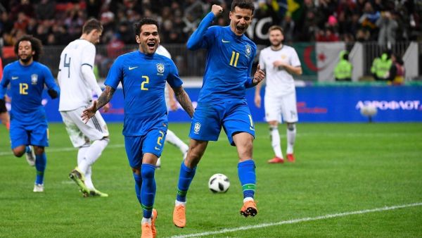 كوتينيو يحتفل بهدفه