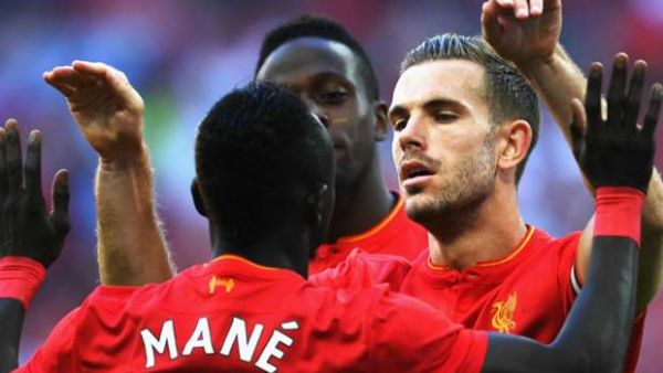 جوردان هندرسون (يمين) يهنىء زميله ماني بالهدف الأول