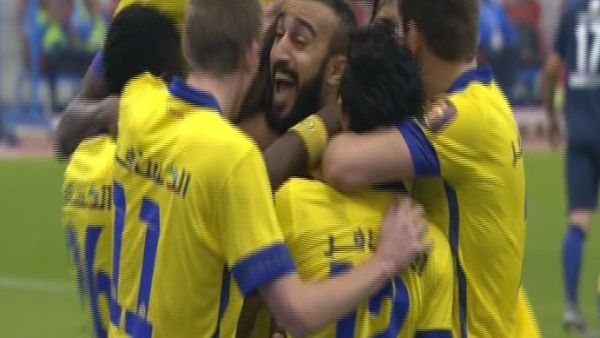 لاعبو النصر يحتفلون بالهدف الأول