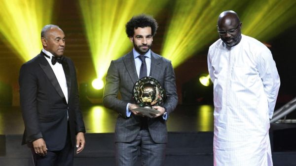 Confederation of African Football (CAF) President Ahmad Ahmad (L) poses after he handovered the 2018 African Footballer of the Year Award also called Ballon d'Or to Liverpool's Egyptian forward Mohamed Salah (C) past Liberian President George Weah during an award ceremony in dakar on January 8, 2019.
SEYLLOU / AFP