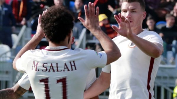 Roma's Bosnian forward Edin Dzeko (R) celebrates after scoring with teammate Egyptian forward Mohamed Salah during the Italian Serie A football match FC Crotone vs AS Roma on February 12, 2017 at the Ezio Scida Stadium, in Crotone.
CARLO HERMANN / AFP