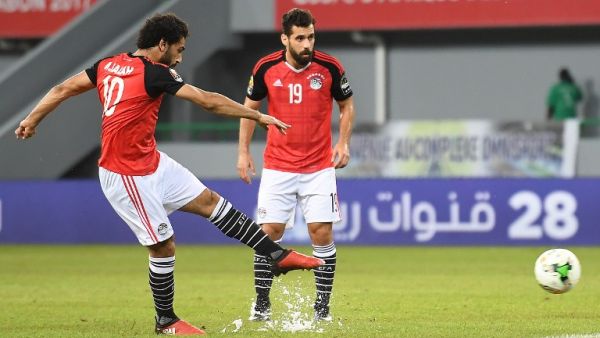 Egypt's forward Mohamed Salah (L) takes a free kick to score a goal during the 2017 Africa Cup of Nations group D football match between Egypt and Ghana in Port-Gentil on January 25, 2017.
Justin TALLIS / AFP