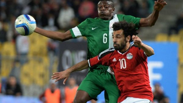 Egypt's Mohamed Saleh (R) and Nigeria's Stanley Amuzie jump for the ball during their African Cup of Nations group G qualification football match between Egypt and Nigeria at the Borg el-Arab Stadium in Alexandria on March 29, 2016.
KHALED DESOUKI / AFP