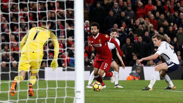 صلاح يراوغ مدافعي توتنهام قبل أن يسجل هدف ليفربول الثاني