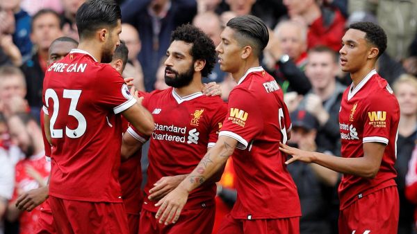 لاعبو ليفربول يحتفلون بهدف صلاح (وسط)