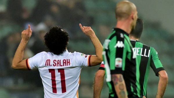 Roma's midfielder from Egypt Mohamed Salah celebrates after scoring during the Serie A football match between Sassuolo and AS Roma at "Mapei Stadium" in Reggio Emilia on February 2, 2016 . AFP PHOTO / GIUSEPPE CACACE 